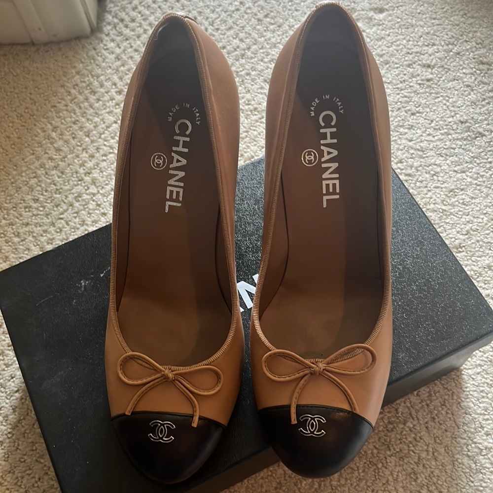 Chanel Women's Tan and Black Cap Toe Shoes